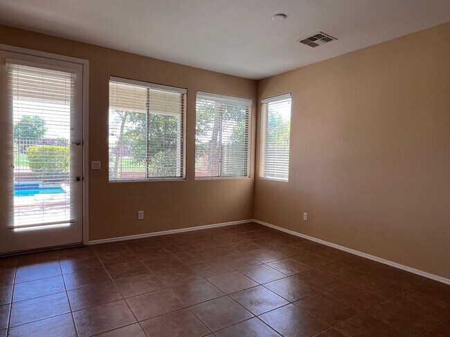 Building Photo - 5 Bed 4 Bath Beautiful Gilbert Home - Gated Community On Golf Course