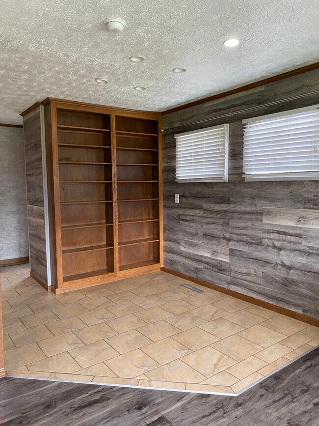 Building Photo - 4370 Circle Dr