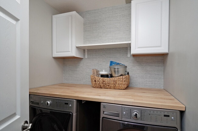 Building Photo - 2422 S Kickapoo Ave