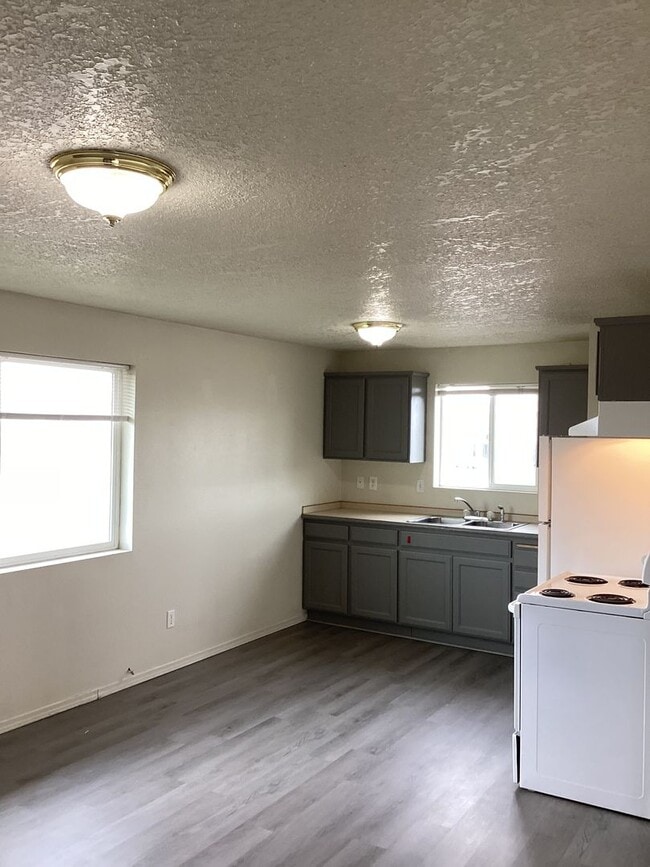 Building Photo - 2040-2040 NE Elk St