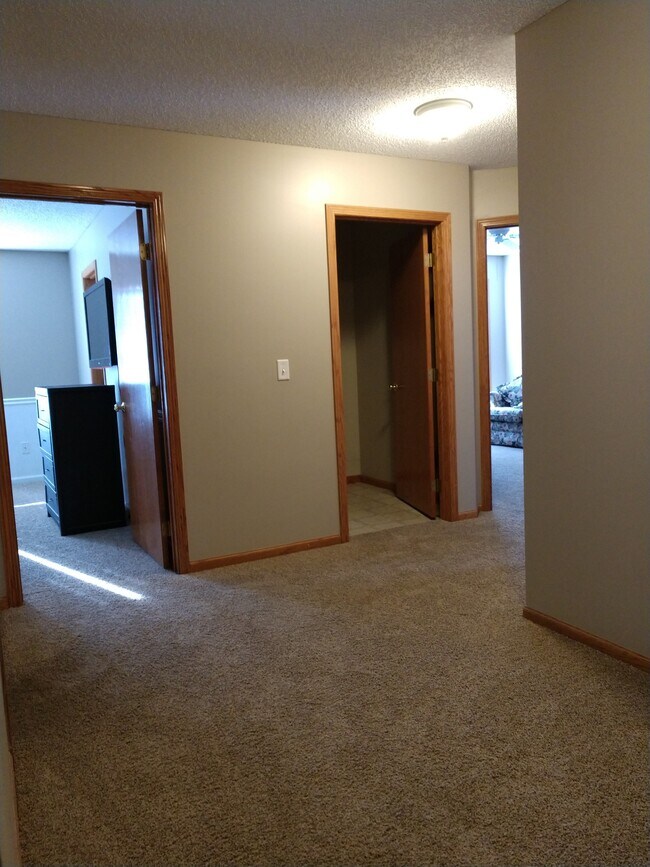 Building Photo - Corner Lot Townhouse on Cul de Sac