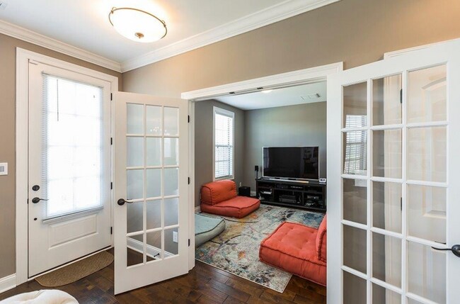 Building Photo - Beautiful corner-lot townhome in the heart of Beaumont Park