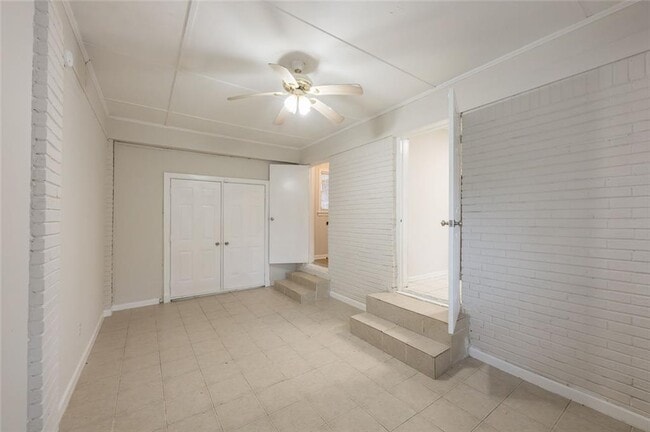 Building Photo - 2058 River Rd