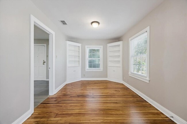 Building Photo - 1205 W 40th St
