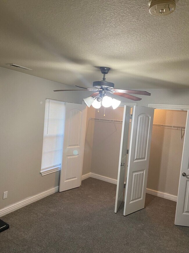 Building Photo - 3 bedroom 2 bath duplex with 2 Car Garage ...