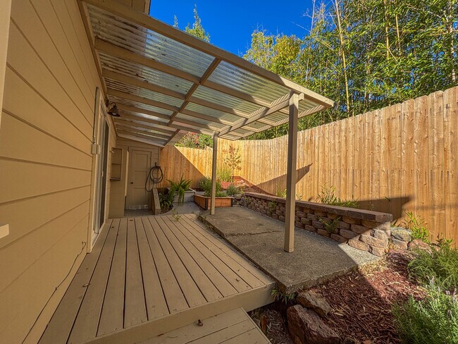 Building Photo - 381 Locust Ave