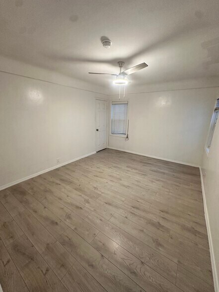 Building Photo - 556 W 92nd St