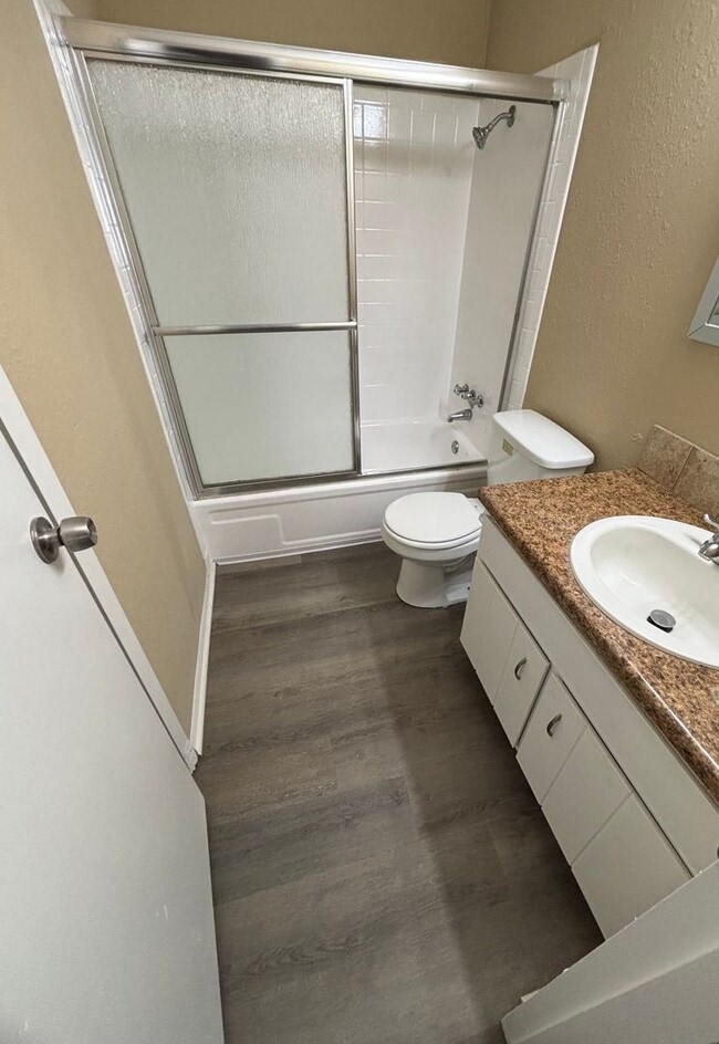 Building Photo - 2 Bedroom 1.5 Bath Updated Apartment