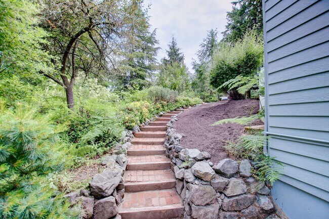 Building Photo - Lovely Clinton Home with Great Light and P...