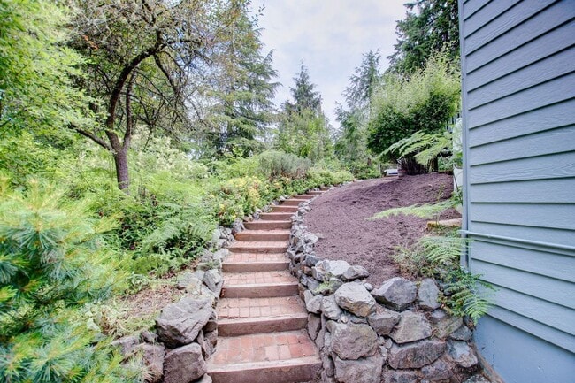 Building Photo - Lovely Clinton Home with Great Light and Pet Friendly!