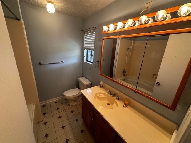 Building Photo - Ozone Woods Ranch