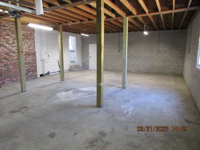 Building Photo - Lake View, Close to Shaw AFB!