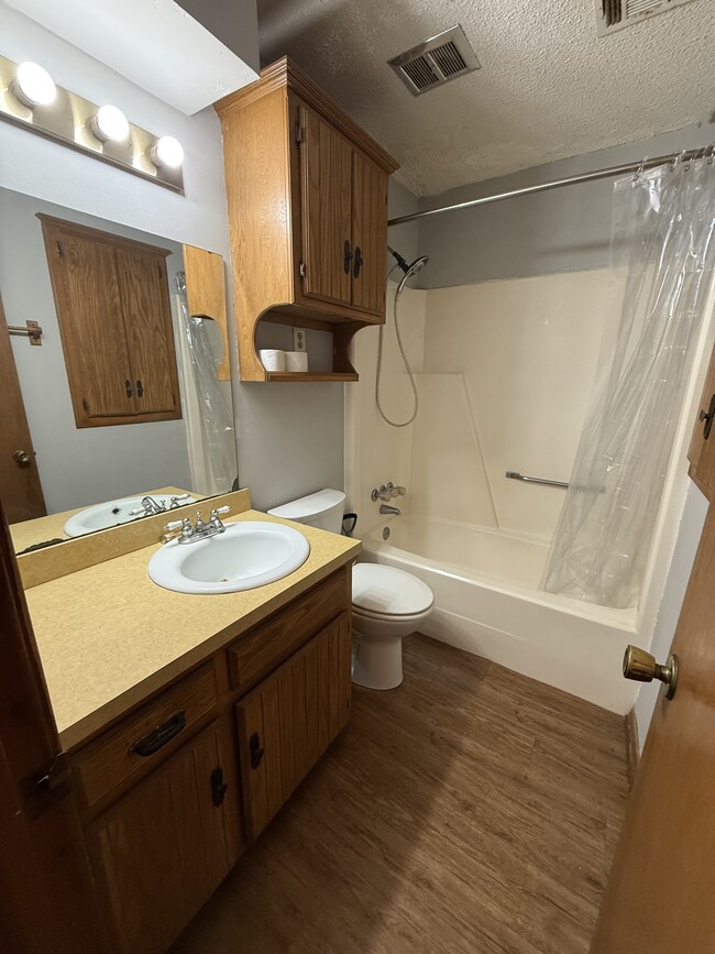 Building Photo - 2202 Crestwood Dr