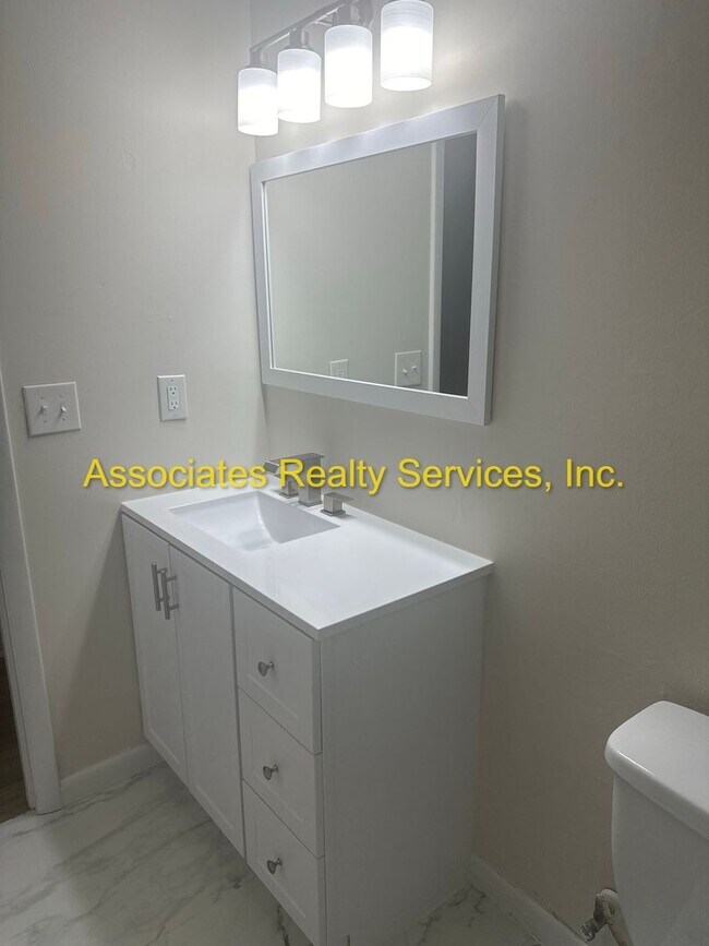 Building Photo - SUBLEASE: Remodeled 4BD/2BA Home with Den in Northwood!