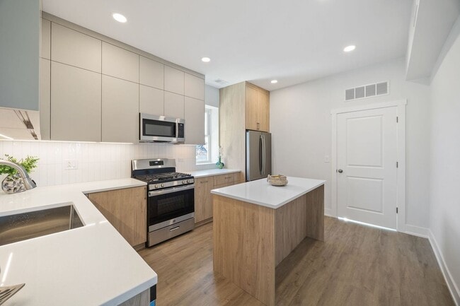 Building Photo - 2741 W Belmont Ave