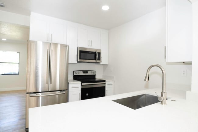 Building Photo - 924 NW 11th Ct