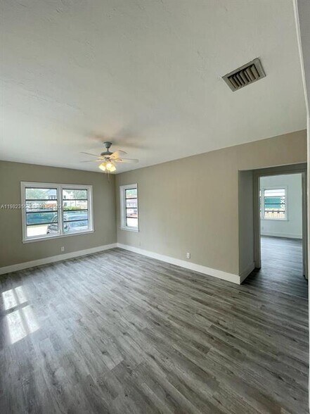 Building Photo - 820 SE 12th St