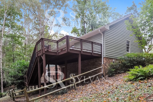 Building Photo - Welcome home to this 4 bedroom, 2 bathroom home