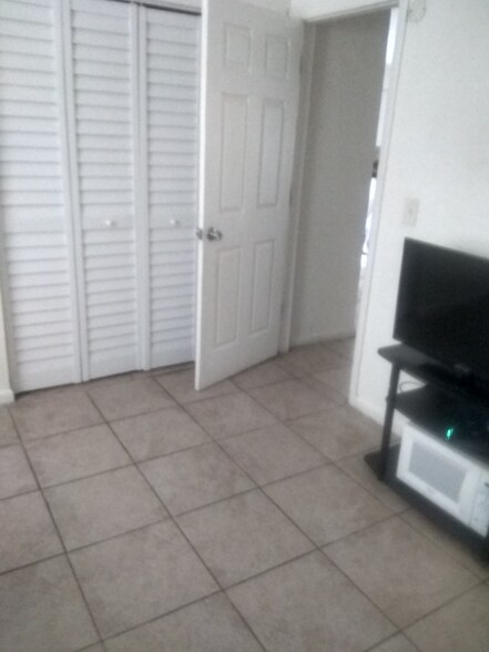 Building Photo - 7024 SW 18th Pl