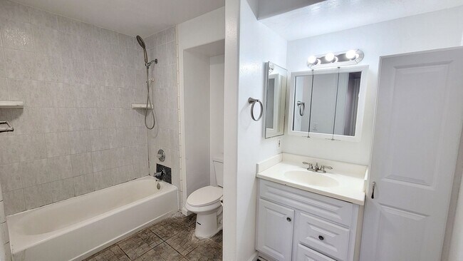 Building Photo - 2 bed/ 1 bath with a BIG Backyard in Escondido!! AVAILABLE NOW!!