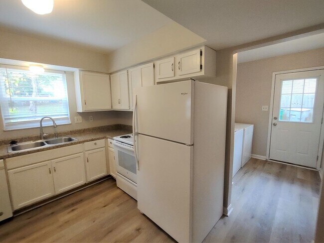 Building Photo - Move-in ready Home located in the Walnut C...