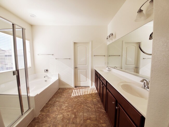 Building Photo - 3 BEDROOM HOME WITH ROOFTOP DECK! STRIP VIEWS!