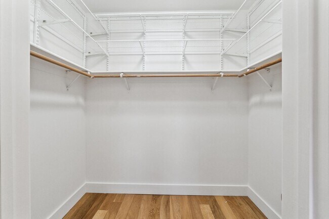 Building Photo - HIP 2BR/2BA Inner Mission Boutique Top Flo...