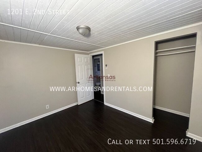 Building Photo - 1201 E 2nd St