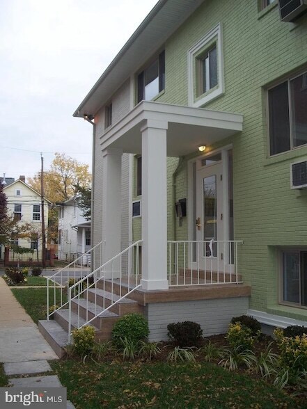 Building Photo - 206 E Windsor Ave