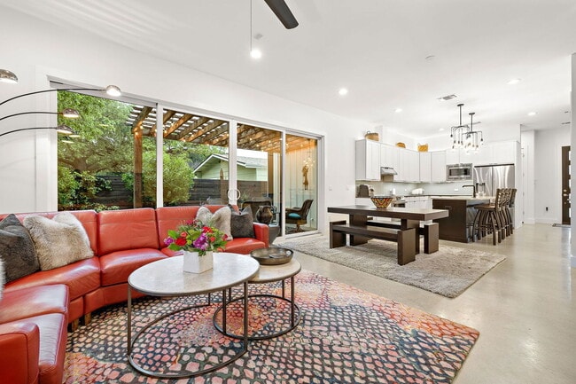 Building Photo - 1310 Choquette Dr