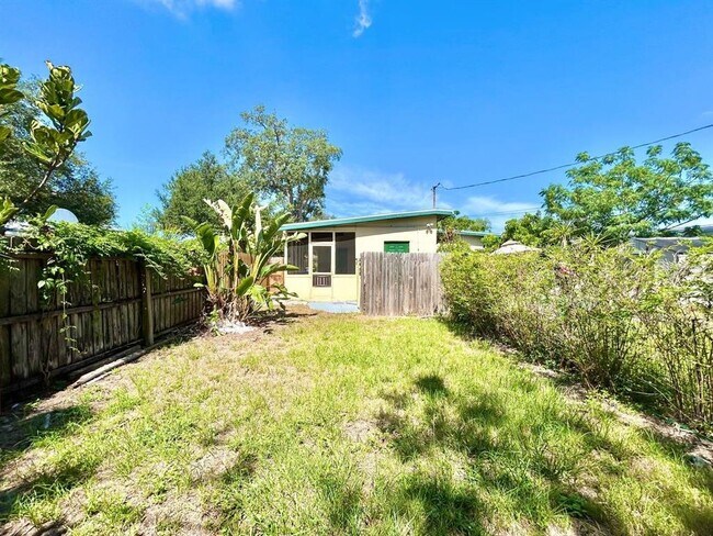 Building Photo - 533 Yelvington Ave
