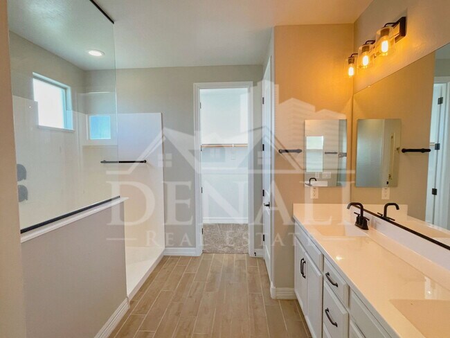 Building Photo - 13648 N 144th Dr