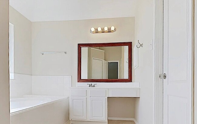 Building Photo - MOVE IN READY