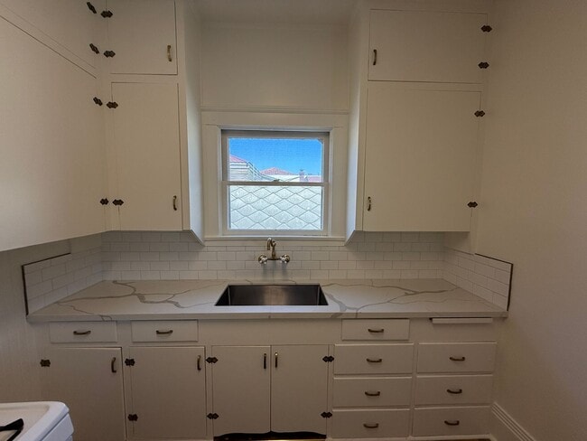 Building Photo - 2 Bedroom, 1 bathroom second floor apartme...