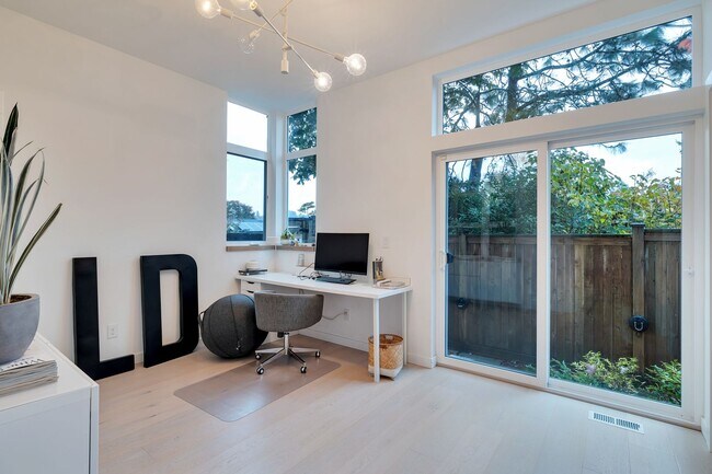 Building Photo - Modern stylish Madison Valley home