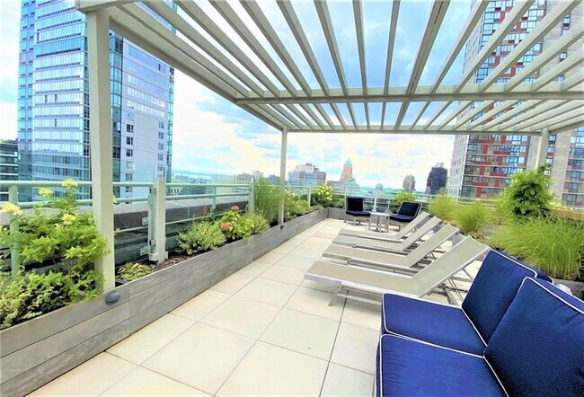 Building Photo - 365 Bridge St