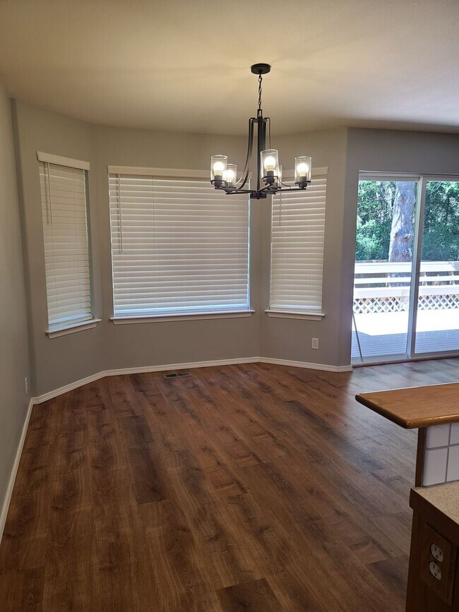 Building Photo - 2056 Doe Dr