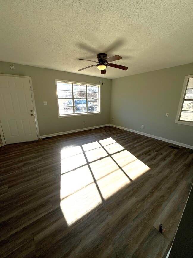 Building Photo - 102 Honeysuckle St