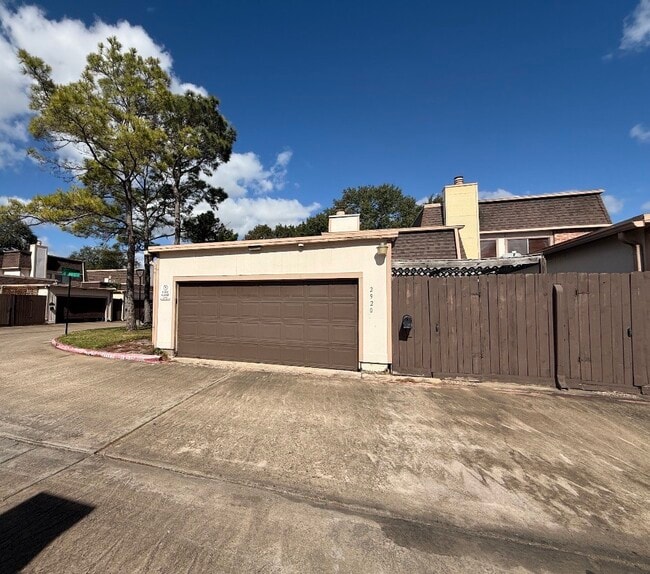 Building Photo - 2920 Cambridge Ln