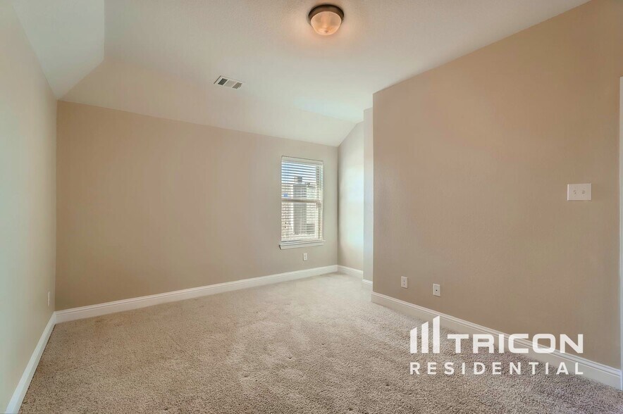 Building Photo - 319 S Hill Dr