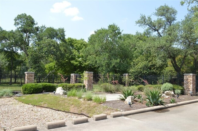 Building Photo - 4200 Dot Dr