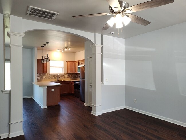 Building Photo - Move-in ready, Townhome Located in the Bra...