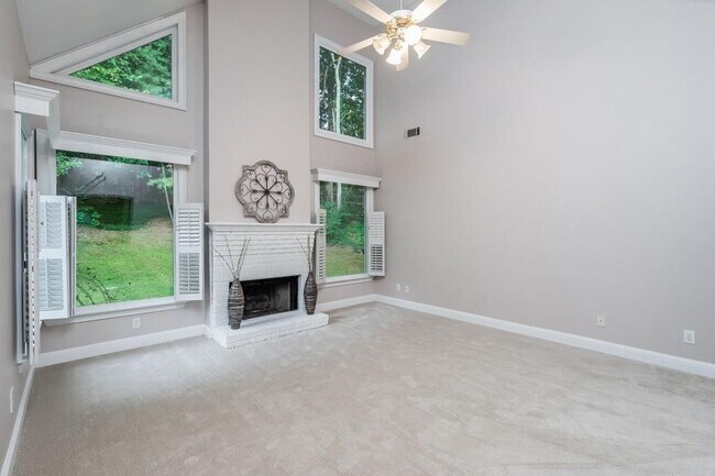 Building Photo - 802 Satinwood Pl