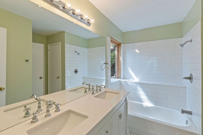 Building Photo - Beautiful 3 bedroom, 2 bathroom home in Southeast Austin!!!