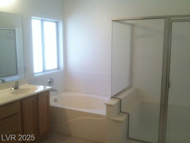 Building Photo - WONDERFUL SINGLE STORY 3 BED 2 BATH HOME I...
