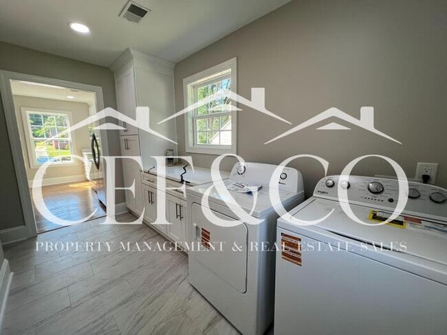 Building Photo - Spacious 3 bedroom home now available in Spartanburg!