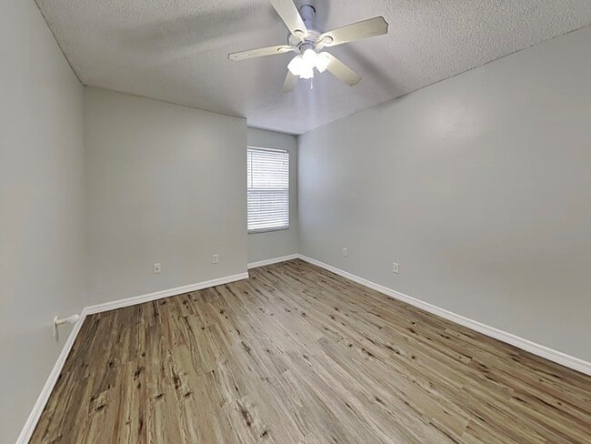 Building Photo - 728 Hardwood Cir