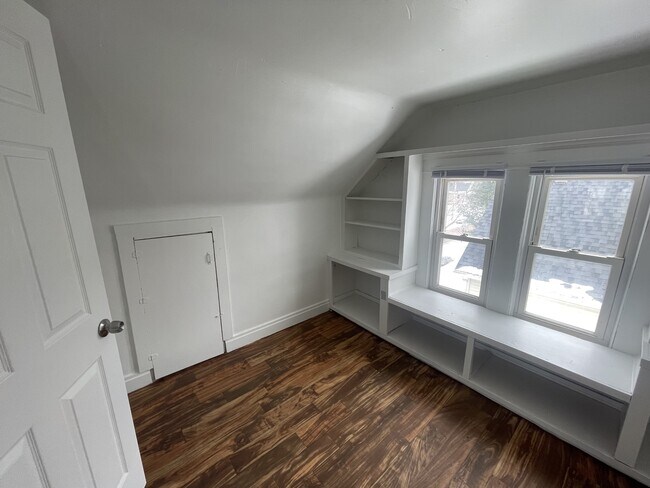 Building Photo - 944 Baughman St