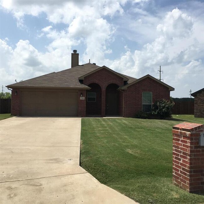 Primary Photo - Wonderful 3/2/2 with covered patio! Close ...