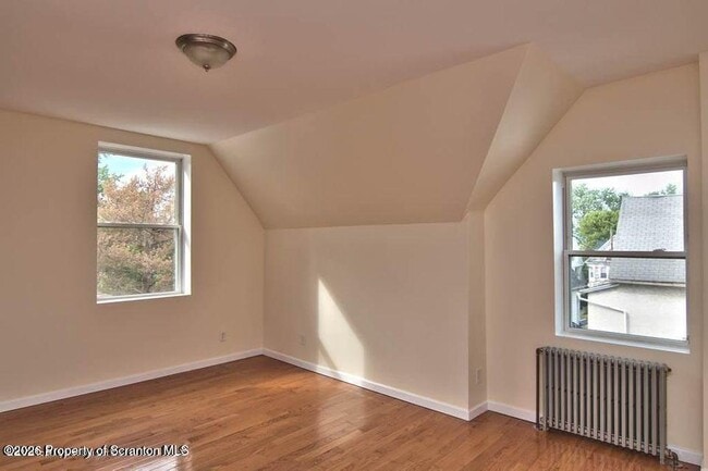 Building Photo - 533 Quincy Ave